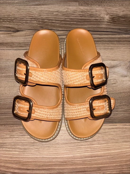 Universal Thread Shoes - tan sandals with gold hardware!